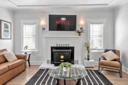 Bay-Area Escape w/ Driveway Parking – Sleeps 8 - Image 3