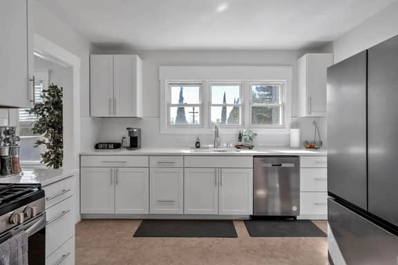 Bay-Area Escape w/ Driveway Parking – Sleeps 8 - Image 5