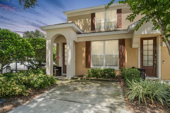 Family stay w/ pools & game room - Image 1